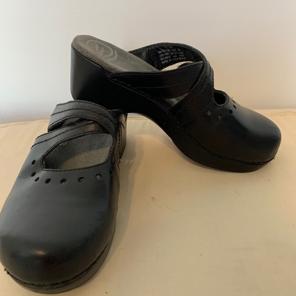 Dansko Shoes - DANSKO BLACK SLIP ON OPEN HEEL CLOGS MULES